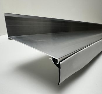 Overkapping waterdichte aansluiting op de muur.